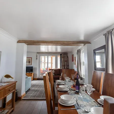 Free Birds Rest - Coastal Escape - Sleeps 8